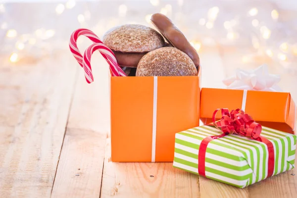 Presentes embrulhados com doces de Natal — Fotografia de Stock