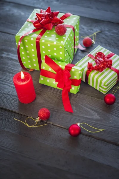 Bando de presentes de Natal e ornamentos — Fotografia de Stock