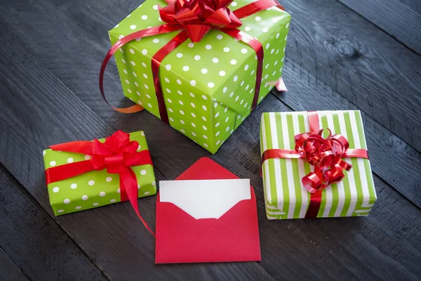 Cajas de regalo con cinta roja — Foto de Stock