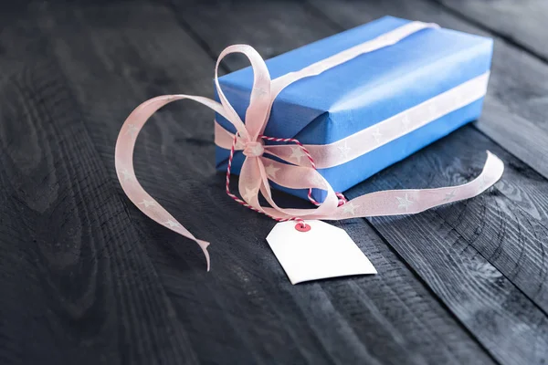 Caja de regalo con etiqueta en blanco — Foto de Stock