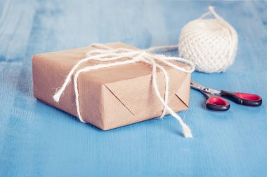 Kağıt sarılmış hediye