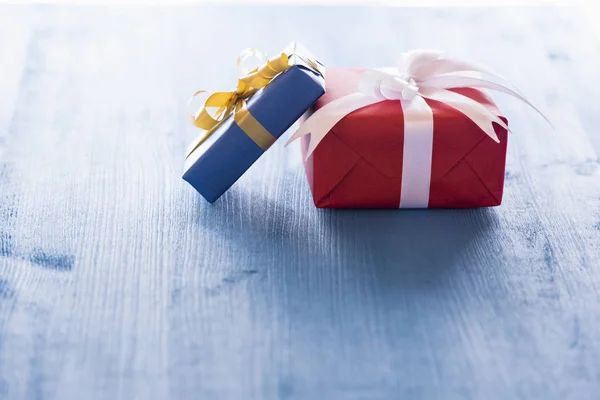 Dos cajas de regalo sobre mesa azul — Foto de Stock