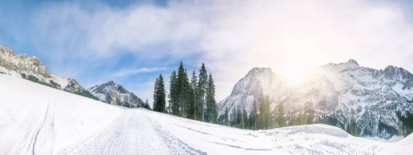 Route alpine à travers la neige — Photo