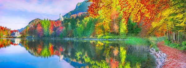 Herbstwald spiegelt sich im Wassersee — Stockfoto