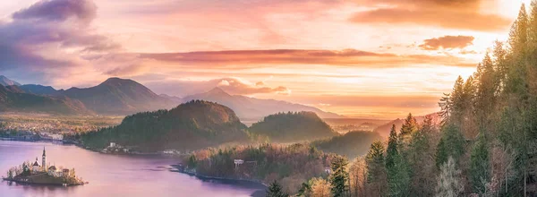 Insel und umliegende Hügel — Stockfoto