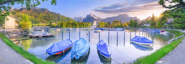 Boote legen am Ufer des Walensees an — Stockfoto