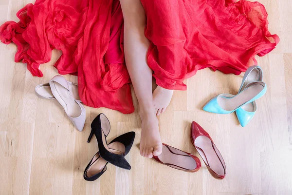 Pés de mulher vazios cercados por sapatos elegantes — Fotografia de Stock