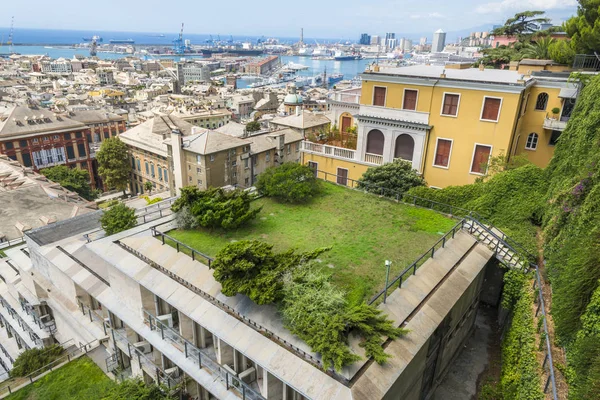 Genova città con edifici e porto — Foto Stock