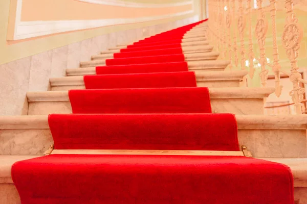 Vnitřní schody s červený koberec — Stock fotografie