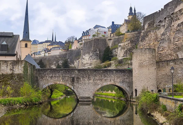 Medieval bridge and fortifications — Stock Photo, Image
