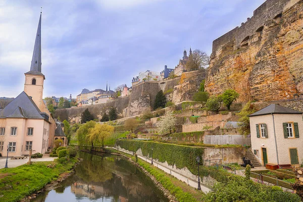 Ruinas medievales en un valle del río en Luxemburgo —  Fotos de Stock