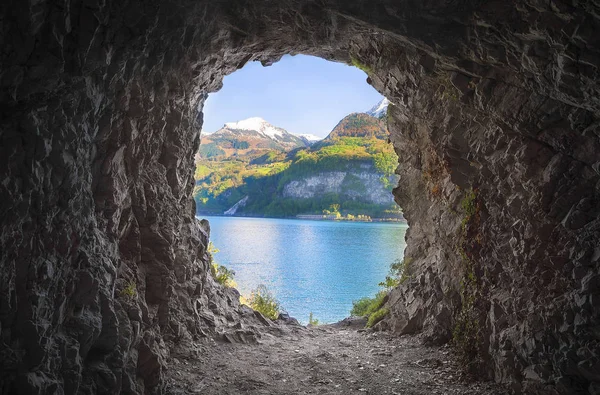 Berghöhle mit farbenfroher Aussicht — Stockfoto