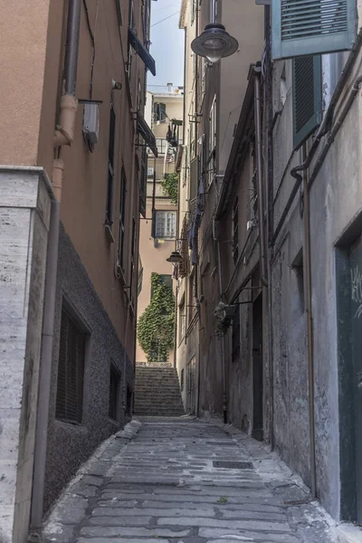 Узкая аллея в городе Генуя — стоковое фото