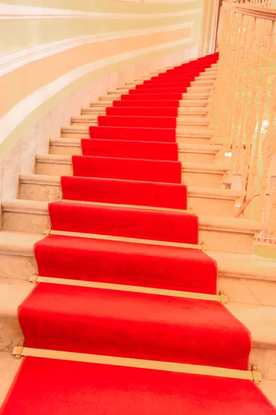 Czerwony dywan wnętrz schody — Zdjęcie stockowe