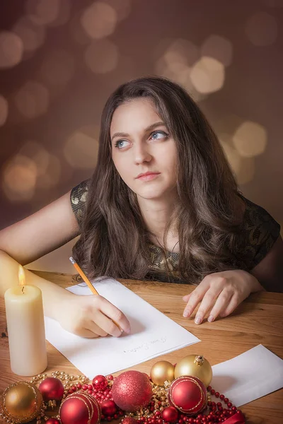 Düşünme ve Noel için yazma kadın — Stok fotoğraf