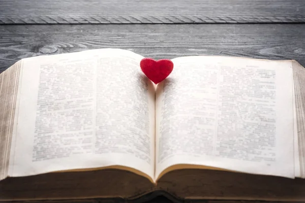 Coração vermelho em um livro aberto — Fotografia de Stock