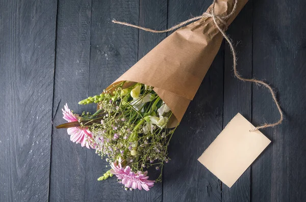 Boeket van gemengde bloemen en een tekstkaartje — Stockfoto