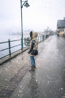 Kadın Avusturya şehirde kar yağışı altında