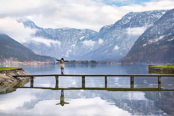 Frau genießt alpine Landschaft — Stockfoto
