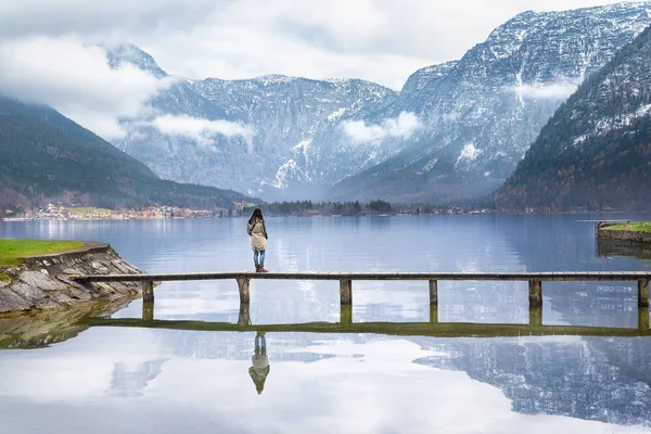 Frau auf einem Deck über einem Bergsee — Stockfoto