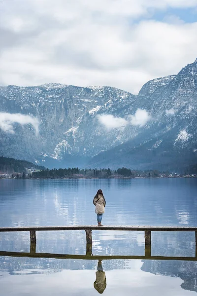 Mujer en un puente disfrutando de la vista —  Fotos de Stock