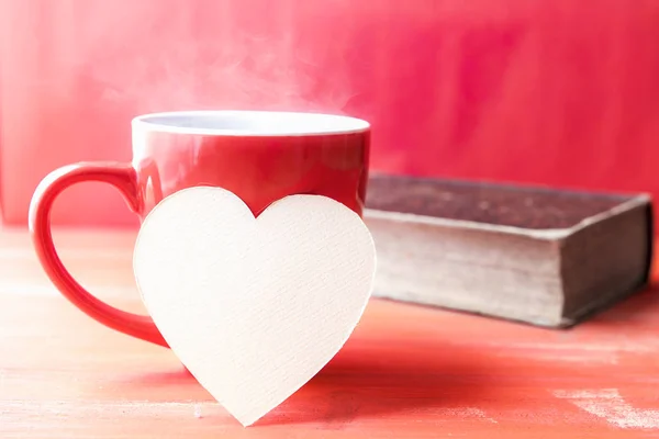 Coração de papel em uma xícara de café quente — Fotografia de Stock