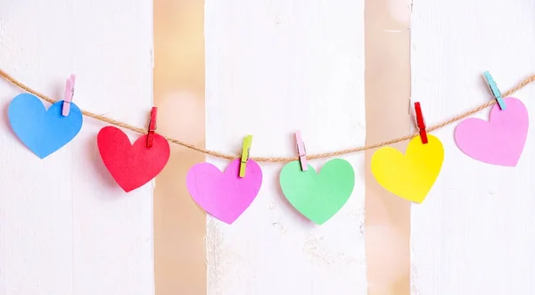 Corazones multicolores atados a una cuerda — Foto de Stock