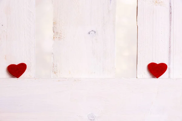 Rote Herzen auf weißem Zaun — Stockfoto