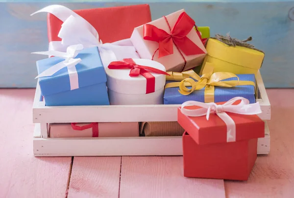 Muchos regalos en una caja de madera — Foto de Stock