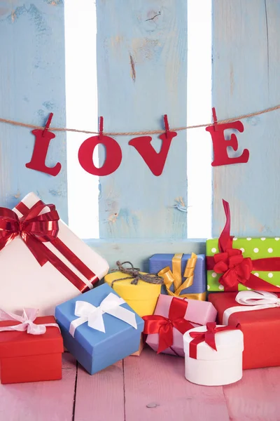 Multicolor gåvor och ordet kärlek — Stockfoto