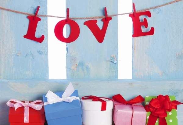 Leuk geschenkdozen en het woord liefde — Stockfoto