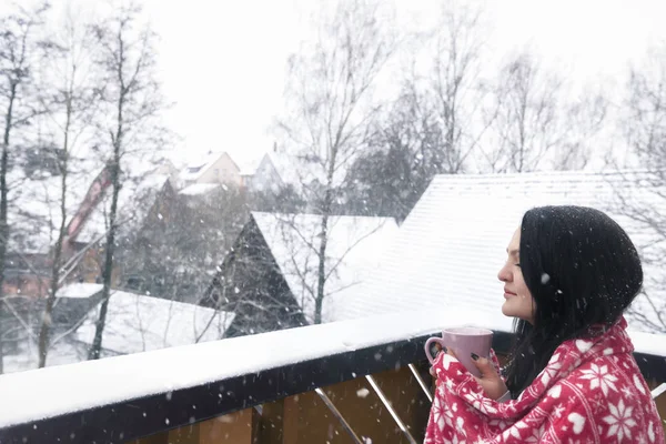 Kobieta z piciem i koc w śniegu — Zdjęcie stockowe