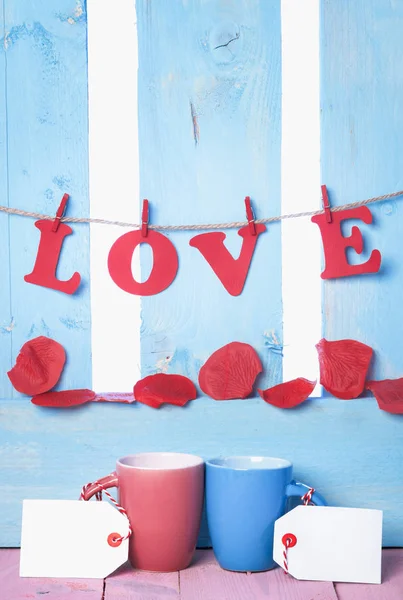 Dos tazas con etiquetas y palabra de amor — Foto de Stock
