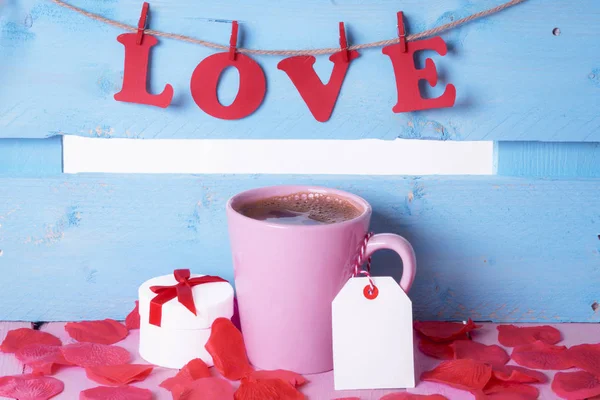 Koffiekopje met een geschenk en het woord liefde — Stockfoto