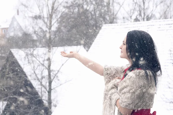 Piękna kobieta połowu płatki śniegu — Zdjęcie stockowe
