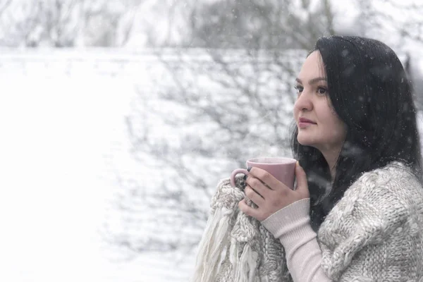 Kobieta, picia gorących napojów w śniegu — Zdjęcie stockowe