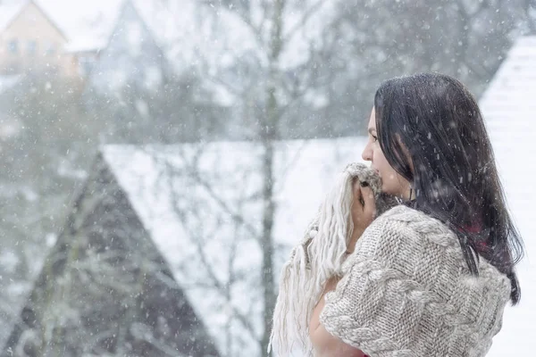 Kobieta ściska jej szal, cieszyć się śniegiem — Zdjęcie stockowe