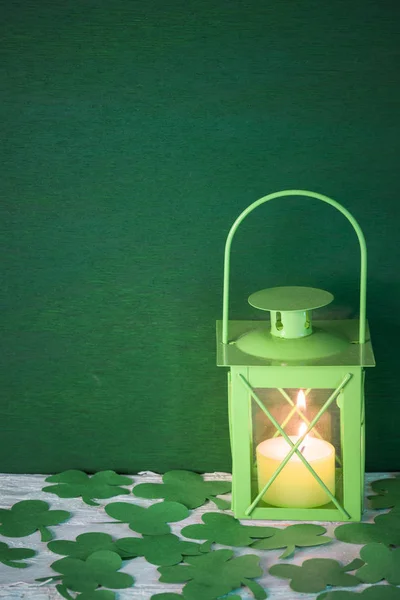 Lampe verte lumineuse entourée de trèfles — Photo