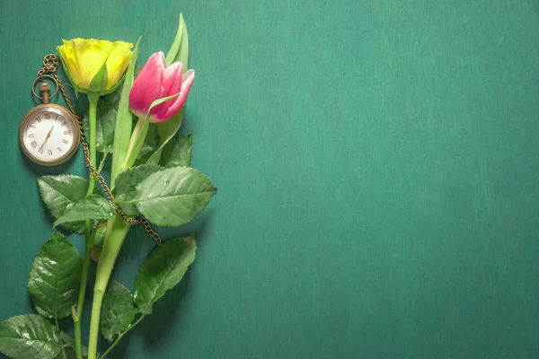 Flores amarelas e rosa e um relógio de bolso — Fotografia de Stock