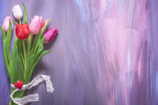 Bouquet of tulips on purple background — Stock Photo, Image