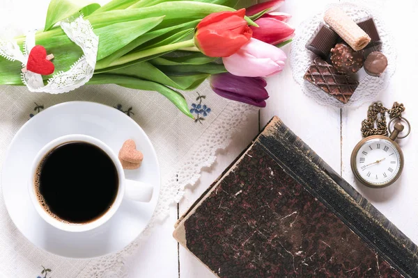 Flores e livro velho com café e doces — Fotografia de Stock