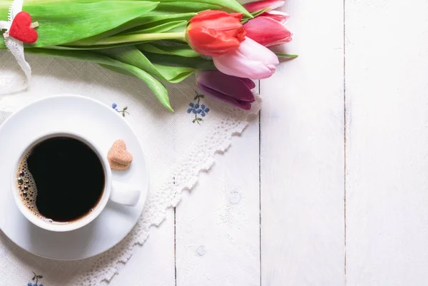 Café e buquê de tulipas — Fotografia de Stock