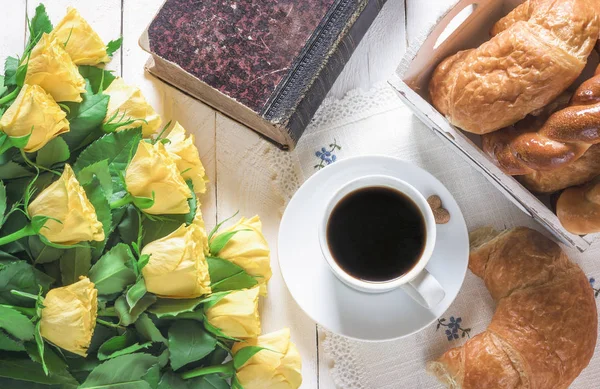 Café da manhã com café e croissants — Fotografia de Stock