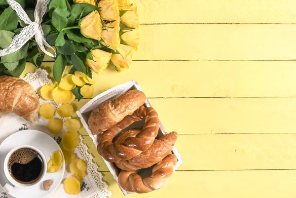 Café com produtos de pastelaria e rosas — Fotografia de Stock