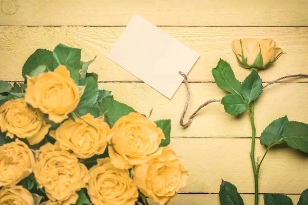 Tekstkaartje gebonden aan een gele roos — Stockfoto