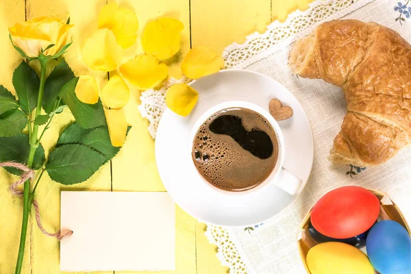 Café com pastelaria e ovos de Páscoa — Fotografia de Stock