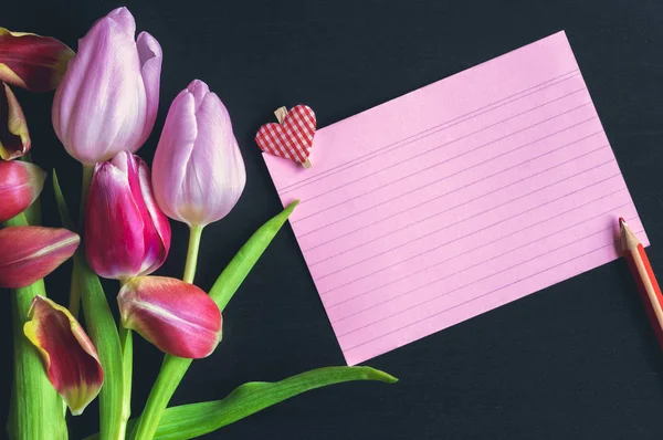 Tulipany bukiet i notatka papier paski — Zdjęcie stockowe