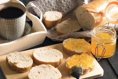 Şeftali reçeli ve kahve ile Fransız ekmek dilimlenmiş