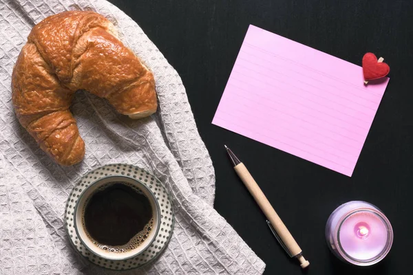 Nota de papel em branco e café com croissant — Fotografia de Stock