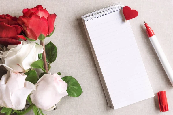 Růže a prázdná spirála notebook se srdcem — Stock fotografie